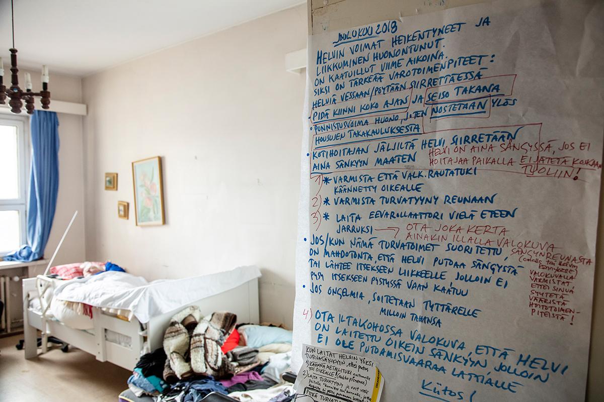 Jutta Ordning on kirjoittanut äitinsä huoneen seinälle ohjeita kotipalvelua varten.
